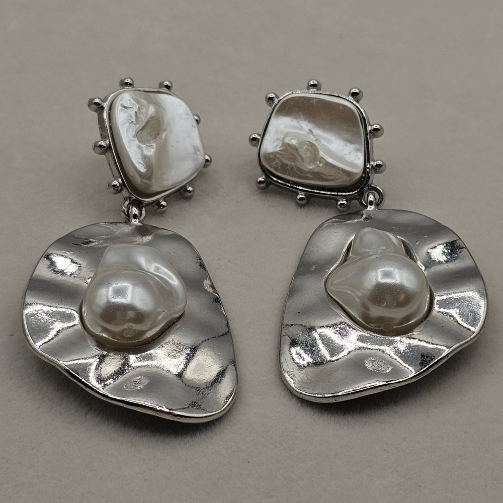 Silver Tone Earrings Baroque Simulated Pearl Hammered Metal Drop Modern - Picture 13 of 14